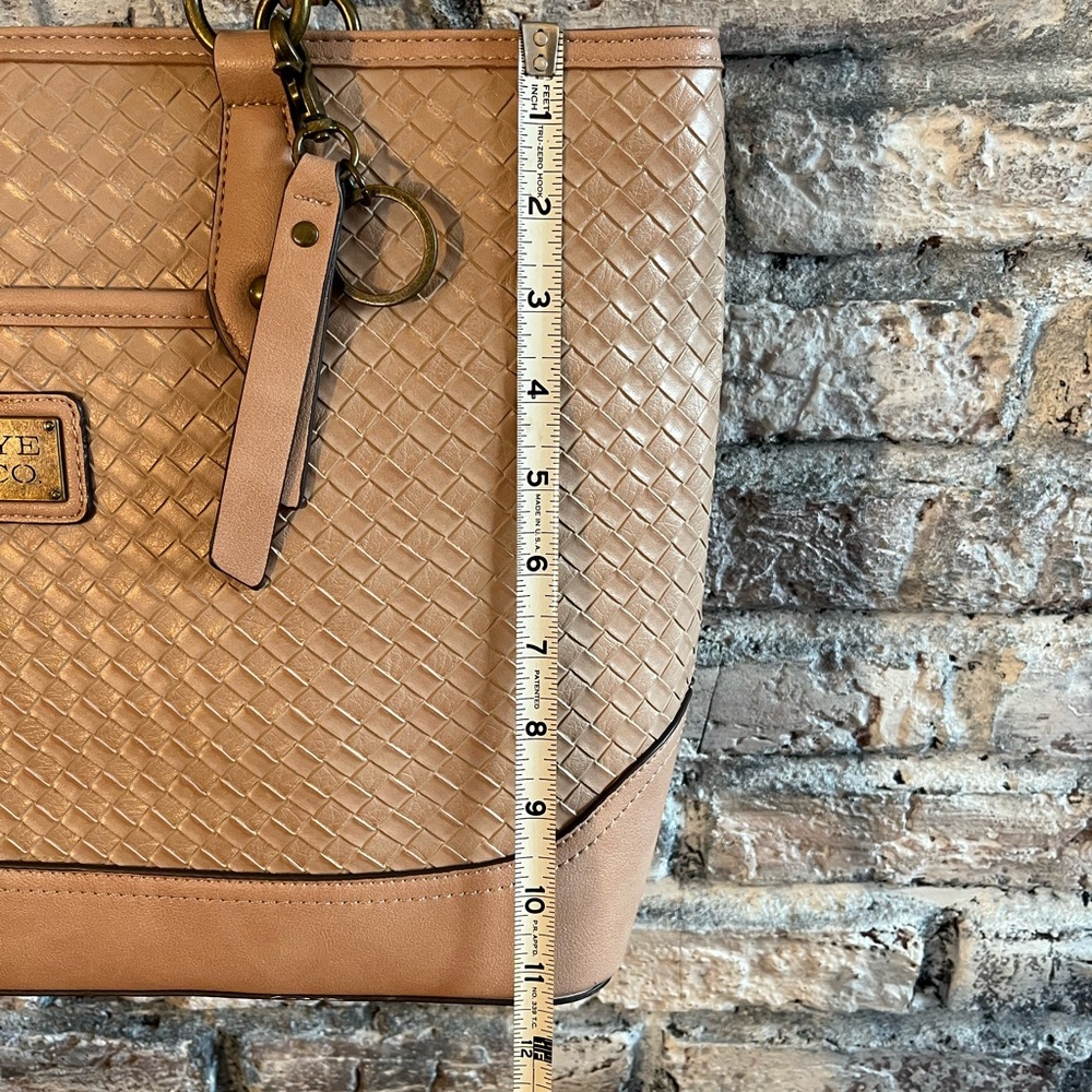 Frye & Co Chic Tan Woven Tote Bag Excellent New condition, lots of pockets🔥 - Picture 9 of 10